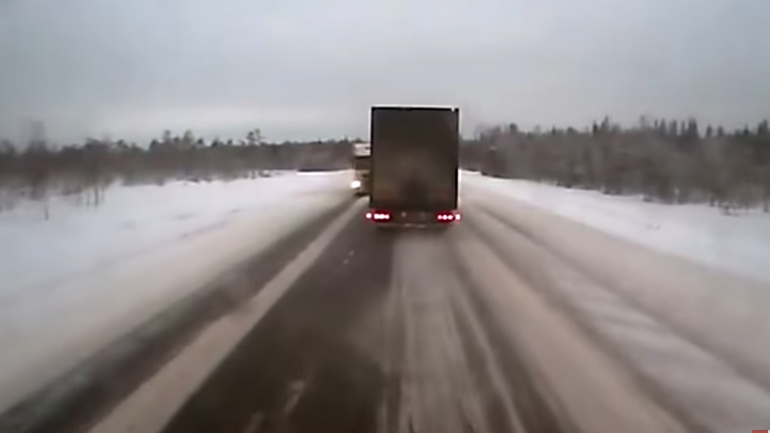 Απίστευτη πρόσκρουση μεταξύ φορτηγών